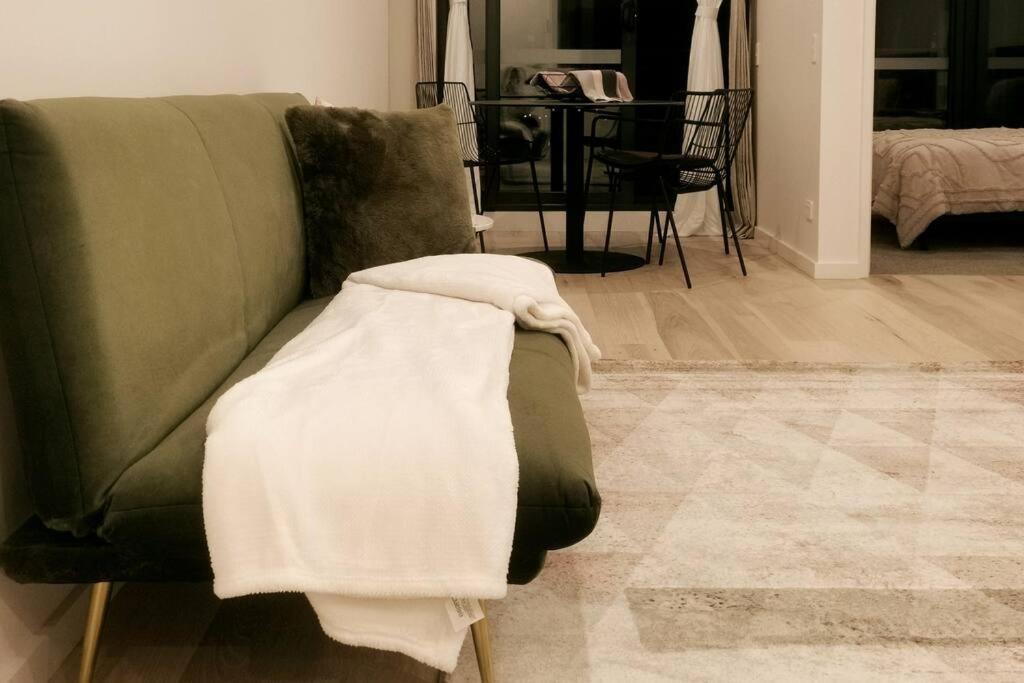 Modern 1-bedroom Unit In The Heart Of Apartment *