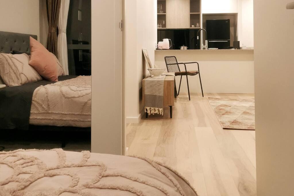 Apartment Modern 1-bedroom Unit In The Heart Of *