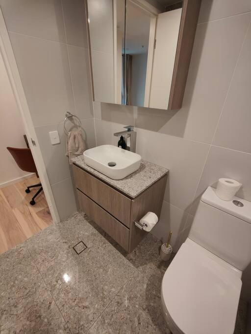 Apartment Modern 1-bedroom Unit In The Heart Of *